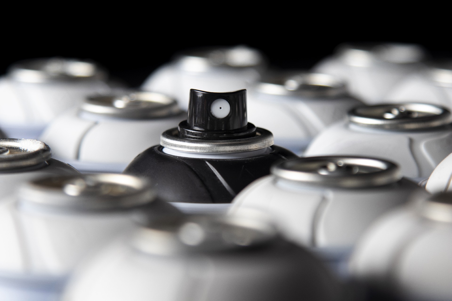 烤漆與自噴漆耐久性對比分析：工藝、性能與應(yīng)用場景全解析